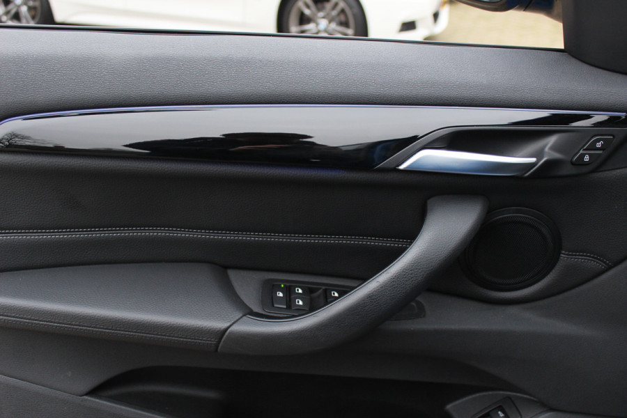 BMW X1 sDrive20i High Executive Ed. M Sport / Trekhaak / Panoramadak / Camera / Head-up / 19'' / Memory seats / Leder / Stuurverwarming / Navigatie / DAB / Stoelverwarming / Cruise Control