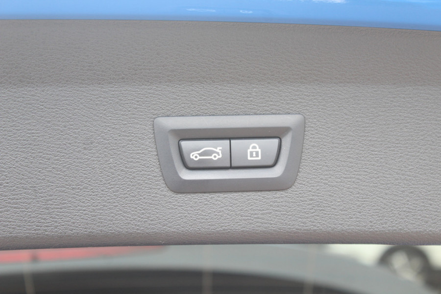 BMW X1 sDrive20i High Executive Ed. M Sport / Trekhaak / Panoramadak / Camera / Head-up / 19'' / Memory seats / Leder / Stuurverwarming / Navigatie / DAB / Stoelverwarming / Cruise Control