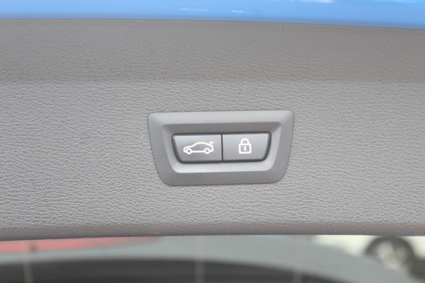 BMW X1 sDrive20i High Executive Ed. M Sport / Trekhaak / Panoramadak / Camera / Head-up / 19'' / Memory seats / Leder / Stuurverwarming / Navigatie / DAB / Stoelverwarming / Cruise Control