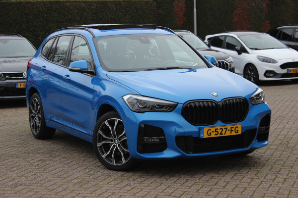 BMW X1 sDrive20i High Executive Ed. M Sport / Trekhaak / Panoramadak / Camera / Head-up / 19'' / Memory seats / Leder / Stuurverwarming / Navigatie / DAB / Stoelverwarming / Cruise Control