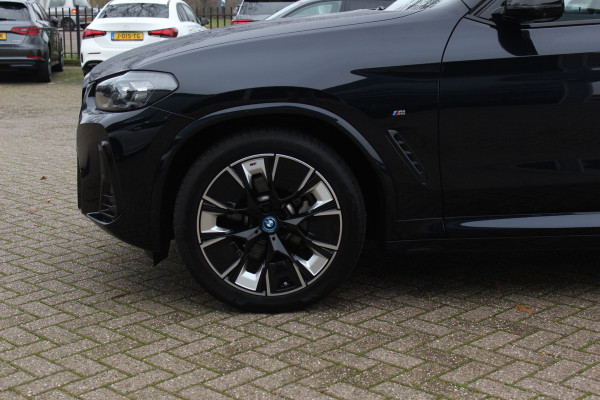 BMW iX3 High Executive 80 kWh / SoH 94.7% / Trekhaak / Panoramadak / 360Camera / Head-up / 20'' / Leder / Harman Kardon / Sfeerverlichting / Dodehoek / DAB / Stuur+Stoelverwarming / ACC