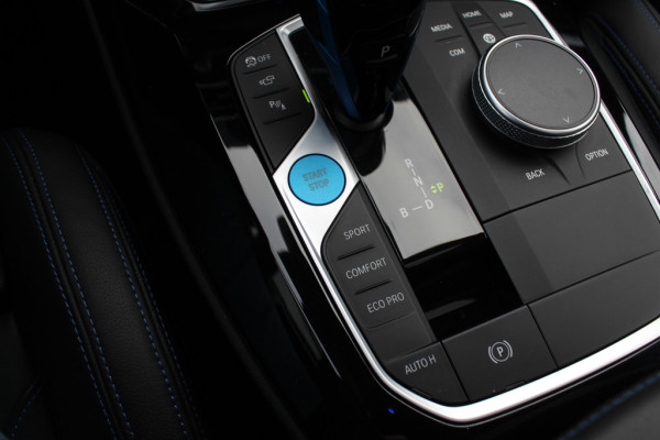 BMW iX3 High Executive 80 kWh / SoH 94.7% / Trekhaak / Panoramadak / 360Camera / Head-up / 20'' / Leder / Harman Kardon / Sfeerverlichting / Dodehoek / DAB / Stuur+Stoelverwarming / ACC