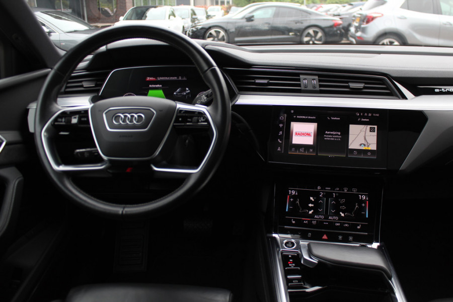 Audi e-tron e-tron 50 quattro Launch edition Vorsprung 71 kWh S-line / Panoramadak / 360Camera / Head-up / Softclose / RS Seats / 22'' / Luchtvering / Keyless / Virtual Cockpit / DAB / Stoelverwarming / ACC
