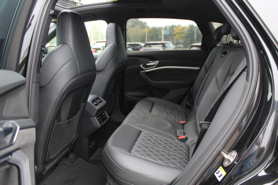 Audi e-tron e-tron 50 quattro Launch edition Vorsprung 71 kWh S-line / Panoramadak / 360Camera / Head-up / Softclose / RS Seats / 22'' / Luchtvering / Keyless / Virtual Cockpit / DAB / Stoelverwarming / ACC