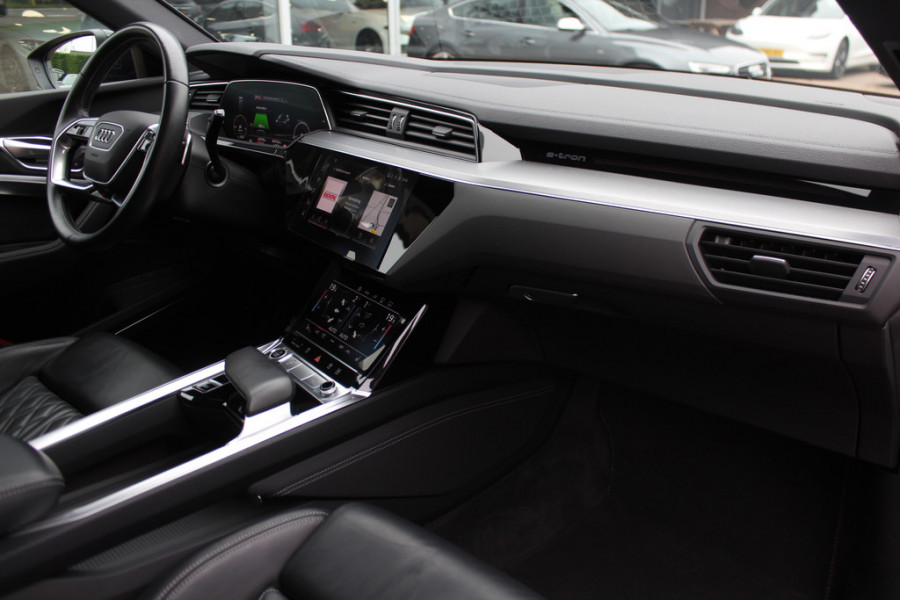 Audi e-tron e-tron 50 quattro Launch edition Vorsprung 71 kWh S-line / Panoramadak / 360Camera / Head-up / Softclose / RS Seats / 22'' / Luchtvering / Keyless / Virtual Cockpit / DAB / Stoelverwarming / ACC