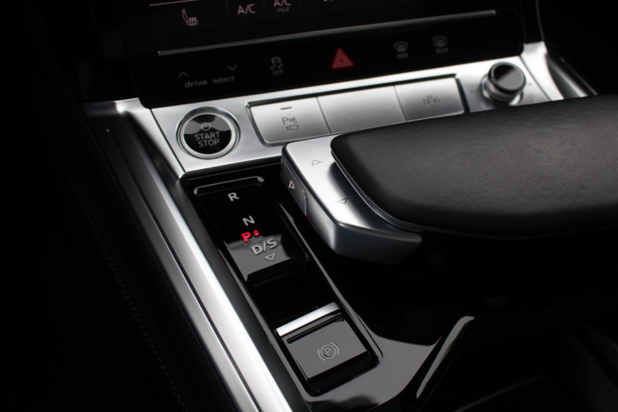 Audi e-tron e-tron 50 quattro Launch edition Vorsprung 71 kWh S-line / Panoramadak / 360Camera / Head-up / Softclose / RS Seats / 22'' / Luchtvering / Keyless / Virtual Cockpit / DAB / Stoelverwarming / ACC