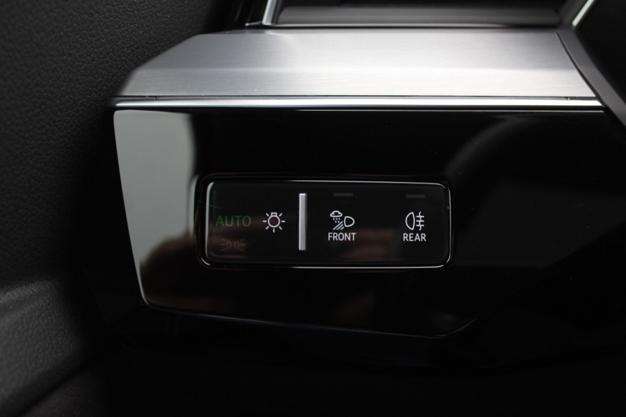 Audi e-tron e-tron 50 quattro Launch edition Vorsprung 71 kWh S-line / Panoramadak / 360Camera / Head-up / Softclose / RS Seats / 22'' / Luchtvering / Keyless / Virtual Cockpit / DAB / Stoelverwarming / ACC