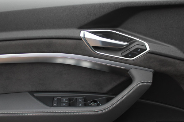 Audi e-tron e-tron 50 quattro Launch edition Vorsprung 71 kWh S-line / Panoramadak / 360Camera / Head-up / Softclose / RS Seats / 22'' / Luchtvering / Keyless / Virtual Cockpit / DAB / Stoelverwarming / ACC