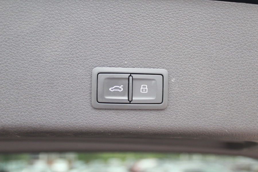 Audi e-tron e-tron 50 quattro Launch edition Vorsprung 71 kWh S-line / Panoramadak / 360Camera / Head-up / Softclose / RS Seats / 22'' / Luchtvering / Keyless / Virtual Cockpit / DAB / Stoelverwarming / ACC