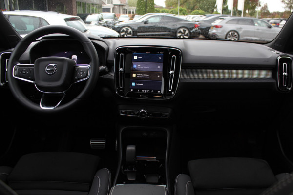 Volvo XC40 Recharge P8 AWD R-Design / Trekhaak / Panoramadak / Camera / Keyless / Harman Kardon / 19'' / Half leder / Stuur+Stoelverwarming / DAB / Dodehoek / ACC