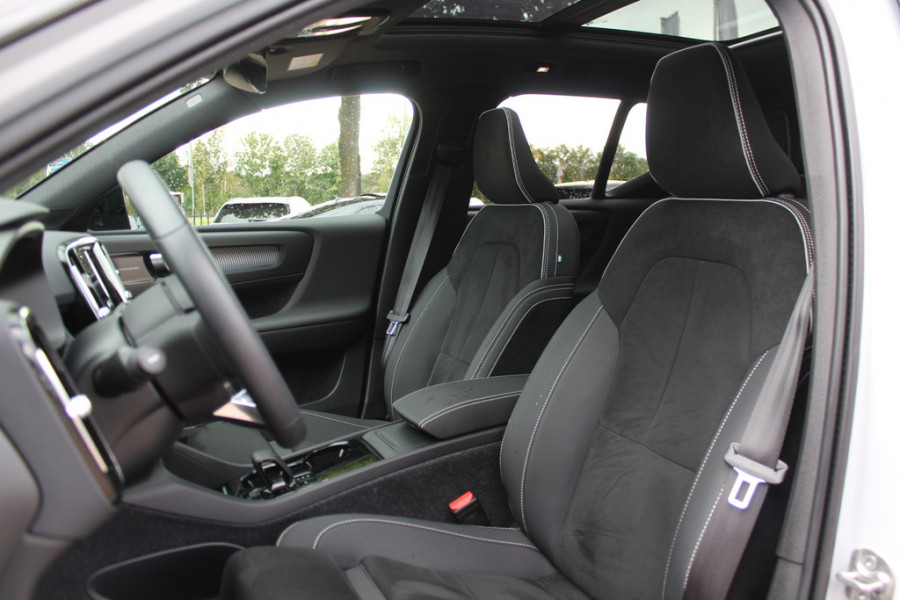 Volvo XC40 Recharge P8 AWD R-Design / Trekhaak / Panoramadak / Camera / Keyless / Harman Kardon / 19'' / Half leder / Stuur+Stoelverwarming / DAB / Dodehoek / ACC