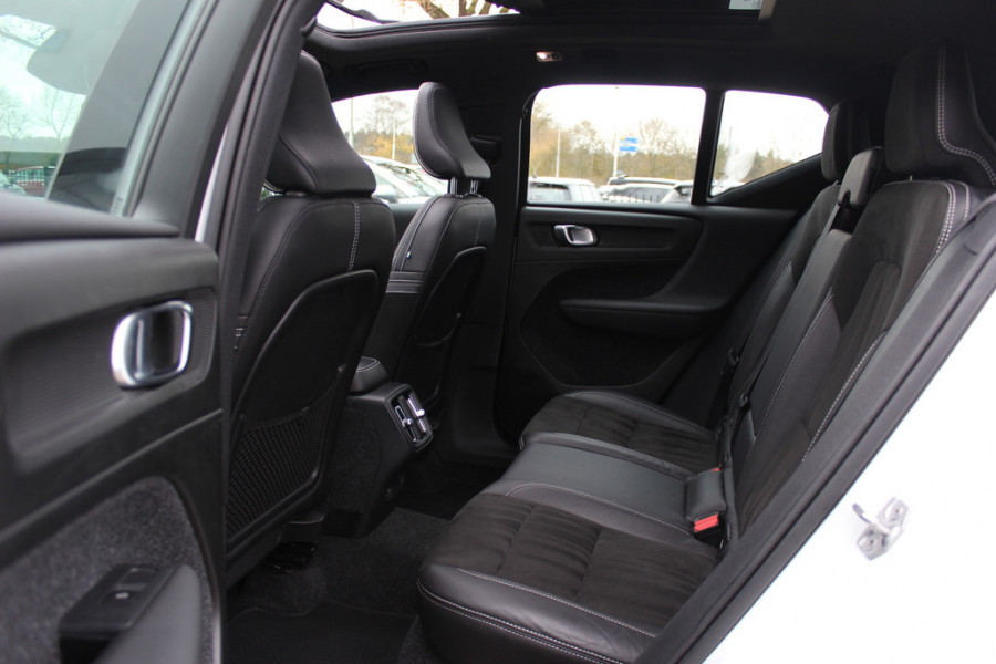 Volvo XC40 Recharge P8 AWD R-Design / Trekhaak / Panoramadak / Camera / Keyless / Harman Kardon / 19'' / Half leder / Stuur+Stoelverwarming / DAB / Dodehoek / ACC