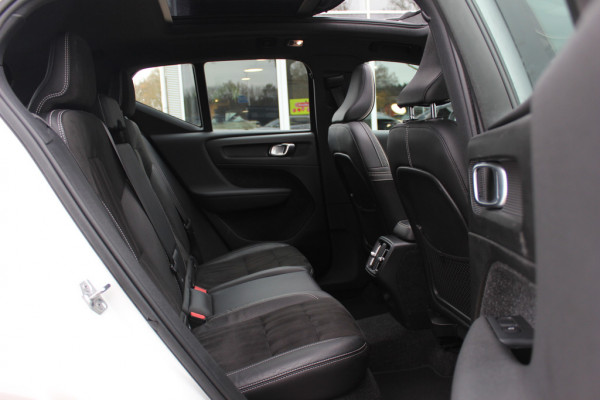Volvo XC40 Recharge P8 AWD R-Design / Trekhaak / Panoramadak / Camera / Keyless / Harman Kardon / 19'' / Half leder / Stuur+Stoelverwarming / DAB / Dodehoek / ACC