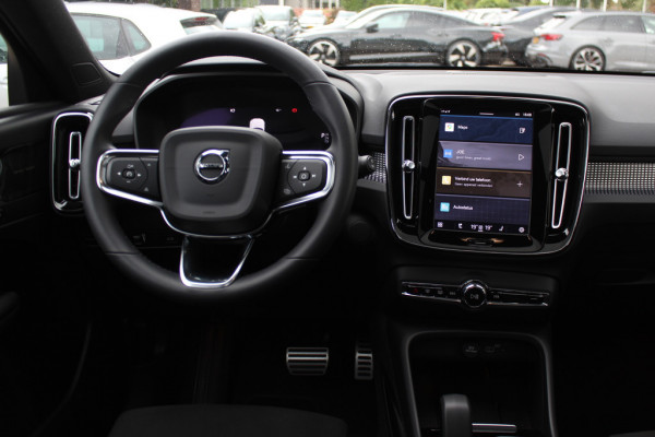 Volvo XC40 Recharge P8 AWD R-Design / Trekhaak / Panoramadak / Camera / Keyless / Harman Kardon / 19'' / Half leder / Stuur+Stoelverwarming / DAB / Dodehoek / ACC