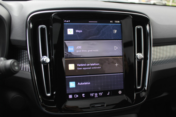 Volvo XC40 Recharge P8 AWD R-Design / Trekhaak / Panoramadak / Camera / Keyless / Harman Kardon / 19'' / Half leder / Stuur+Stoelverwarming / DAB / Dodehoek / ACC