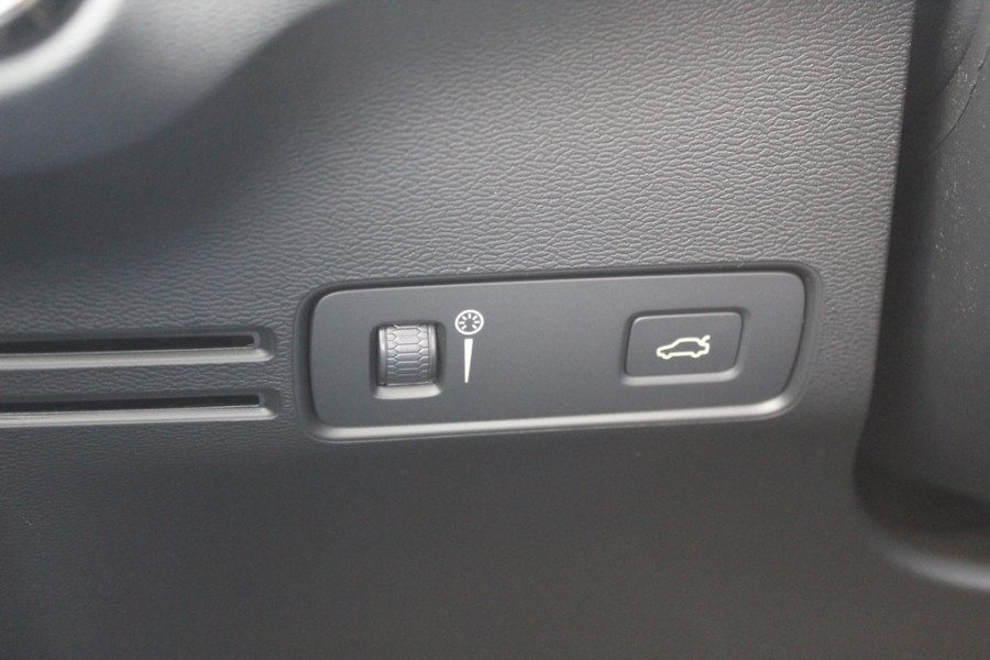 Volvo XC40 Recharge P8 AWD R-Design / Trekhaak / Panoramadak / Camera / Keyless / Harman Kardon / 19'' / Half leder / Stuur+Stoelverwarming / DAB / Dodehoek / ACC