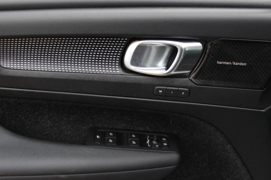 Volvo XC40 Recharge P8 AWD R-Design / Trekhaak / Panoramadak / Camera / Keyless / Harman Kardon / 19'' / Half leder / Stuur+Stoelverwarming / DAB / Dodehoek / ACC