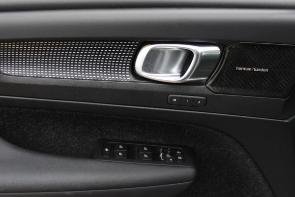 Volvo XC40 Recharge P8 AWD R-Design / Trekhaak / Panoramadak / Camera / Keyless / Harman Kardon / 19'' / Half leder / Stuur+Stoelverwarming / DAB / Dodehoek / ACC