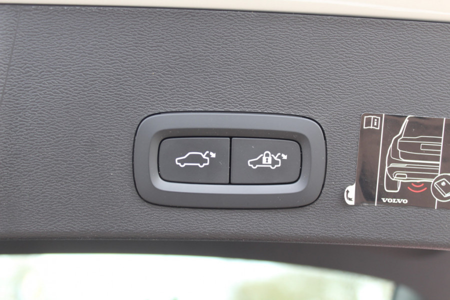 Volvo XC40 Recharge P8 AWD R-Design / Trekhaak / Panoramadak / Camera / Keyless / Harman Kardon / 19'' / Half leder / Stuur+Stoelverwarming / DAB / Dodehoek / ACC