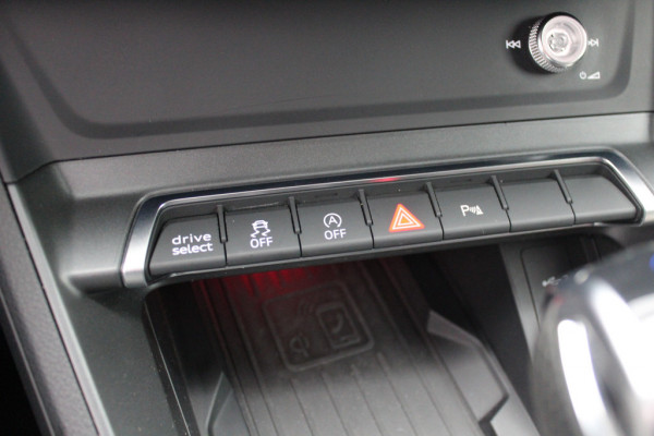 Audi Q3 35 TFSI Pro Line 3x S-Line / Navigatie / Half leder / 18'' / LED Koplampen / Parkeerhulp achter / Stoelverwarming / Cruise Control