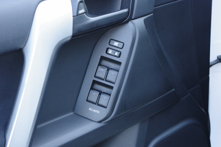 Toyota Land Cruiser 2.8 D-4D-F Automaat Comfort Window Van, Trekhaak, Lier, Snorkel, Cruise Control