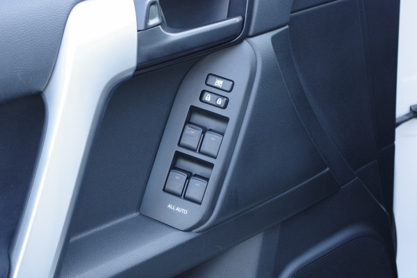 Toyota Land Cruiser 2.8 D-4D-F Automaat Comfort Window Van, Trekhaak, Lier, Snorkel, Cruise Control