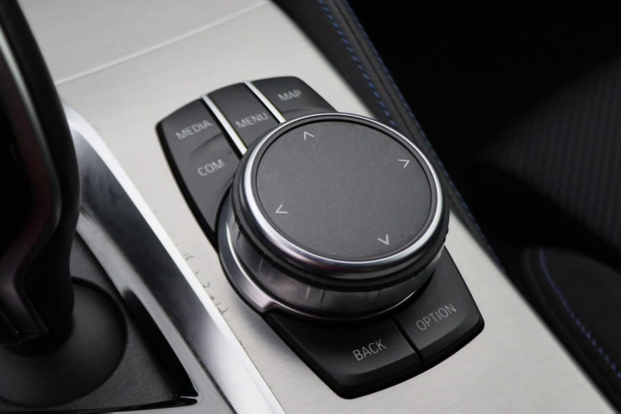 BMW 5 Serie 530e iPerformance High Executive M Sport Softclose, Head-Up, Apple Carplay, Camera, Keyless, Adapt. LED