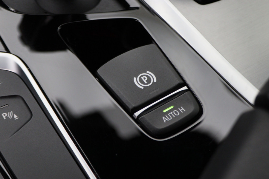 BMW 5 Serie 530e iPerformance High Executive M Sport Softclose, Head-Up, Apple Carplay, Camera, Keyless, Adapt. LED