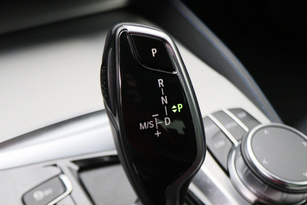 BMW 5 Serie 530e iPerformance High Executive M Sport Softclose, Head-Up, Apple Carplay, Camera, Keyless, Adapt. LED