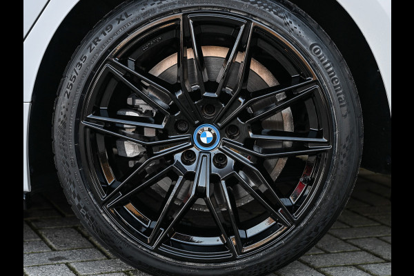 BMW 3-serie 330e | M-SPORT | SPORT SEATS | AMBIANCE INTERIEUR | ACTIVE CRUISE | DAB+ | HIFI SOUND | SHADOW-LINE | TREKHAAK | STUURVERWARMING
