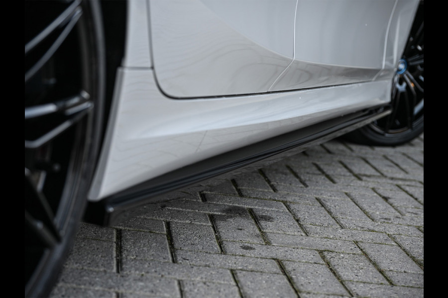 BMW 3-serie 330e | M-SPORT | SPORT SEATS | AMBIANCE INTERIEUR | ACTIVE CRUISE | DAB+ | HIFI SOUND | SHADOW-LINE | TREKHAAK | STUURVERWARMING