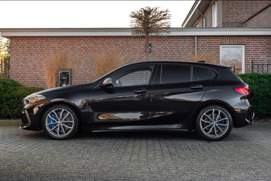 BMW 1-serie M135i xDrive High Executive 306 PK Dealer o.h. Adaptive Head Up Camera Keyless 18''