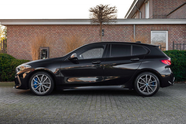 BMW 1-serie M135i xDrive High Executive 306 PK Dealer o.h. Adaptive Head Up Camera Keyless 18''