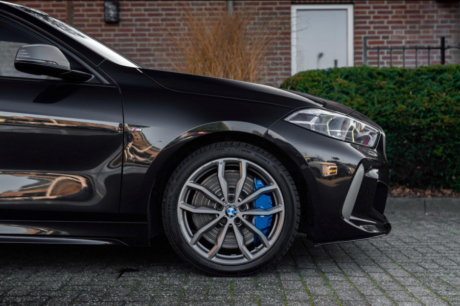 BMW 1-serie M135i xDrive High Executive 306 PK Dealer o.h. Adaptive Head Up Camera Keyless 18''