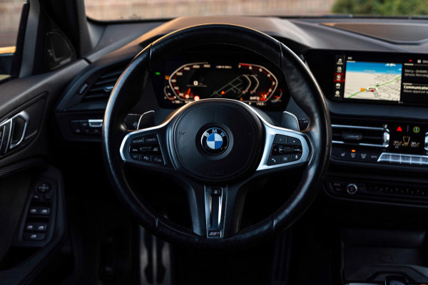 BMW 1-serie M135i xDrive High Executive 306 PK Dealer o.h. Adaptive Head Up Camera Keyless 18''