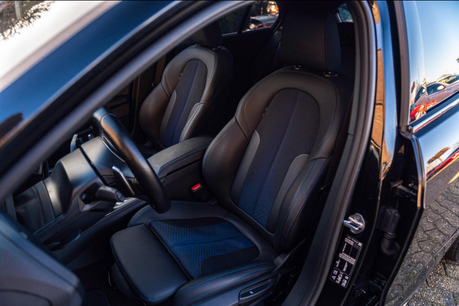 BMW 1-serie M135i xDrive High Executive 306 PK Dealer o.h. Adaptive Head Up Camera Keyless 18''