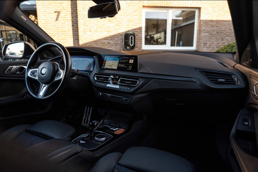 BMW 1-serie M135i xDrive High Executive 306 PK Dealer o.h. Adaptive Head Up Camera Keyless 18''