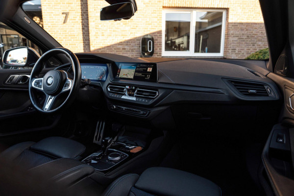 BMW 1-serie M135i xDrive High Executive 306 PK Dealer o.h. Adaptive Head Up Camera Keyless 18''