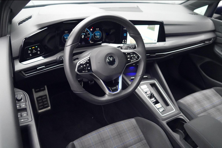 Volkswagen Golf 1.4 eHybrid GTE / Navigatie / Stoelverw. / Trekhaak / Pano / Stuurverw. / Camera / Side-Assist