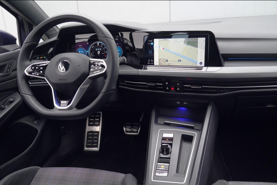 Volkswagen Golf 1.4 eHybrid GTE / Navigatie / Stoelverw. / Trekhaak / Pano / Stuurverw. / Camera / Side-Assist