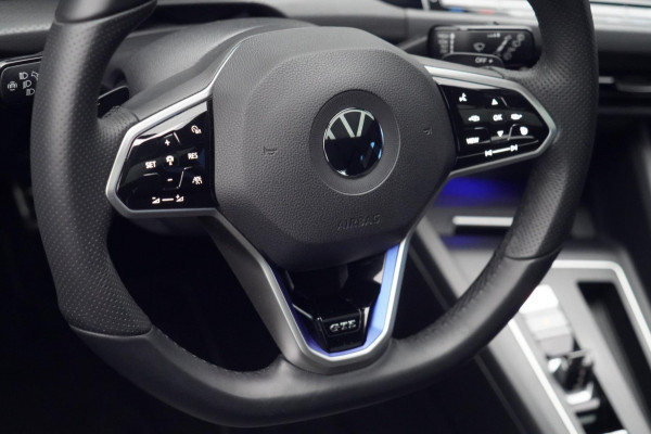 Volkswagen Golf 1.4 eHybrid GTE / Navigatie / Stoelverw. / Trekhaak / Pano / Stuurverw. / Camera / Side-Assist