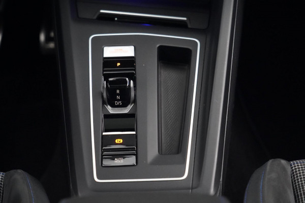 Volkswagen Golf 1.4 eHybrid GTE / Navigatie / Stoelverw. / Trekhaak / Pano / Stuurverw. / Camera / Side-Assist