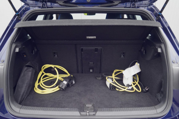 Volkswagen Golf 1.4 eHybrid GTE / Navigatie / Stoelverw. / Trekhaak / Pano / Stuurverw. / Camera / Side-Assist