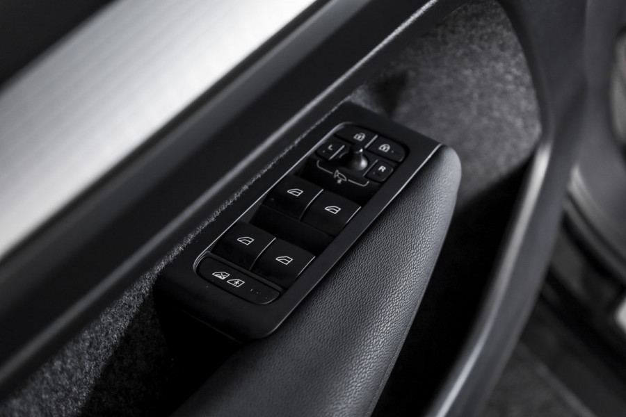 Volvo XC40 1.5 T4 Plug-in hybrid Plus Dark | Dig. Cockpit | Adapt. Cruise | Harman/Kardon | Elek. Stoelen | Stoel-+Stuurverw. | PDC | Camera | NAV+App. Connect | ECC | LM 19" | 2151