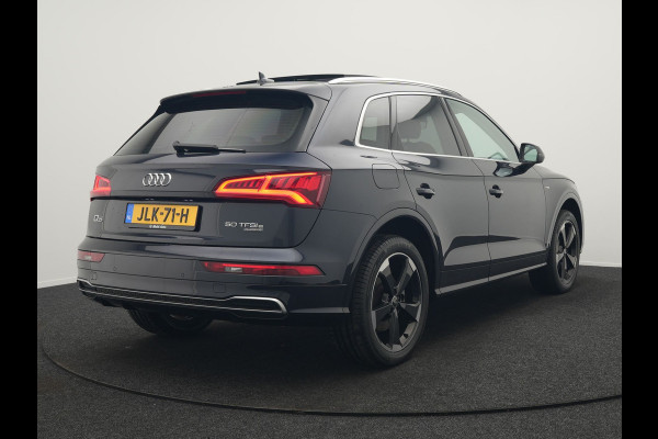 Audi Q5 50 TFSI e quattro S Line Plug In Hybrid 299pk Dealer O.H. PHEV | Panodak | 20"L.M Rotor | Apple Carplay | Lederen Sportstoelen Verwarmd | Keyless | Navigatie | Virtual |