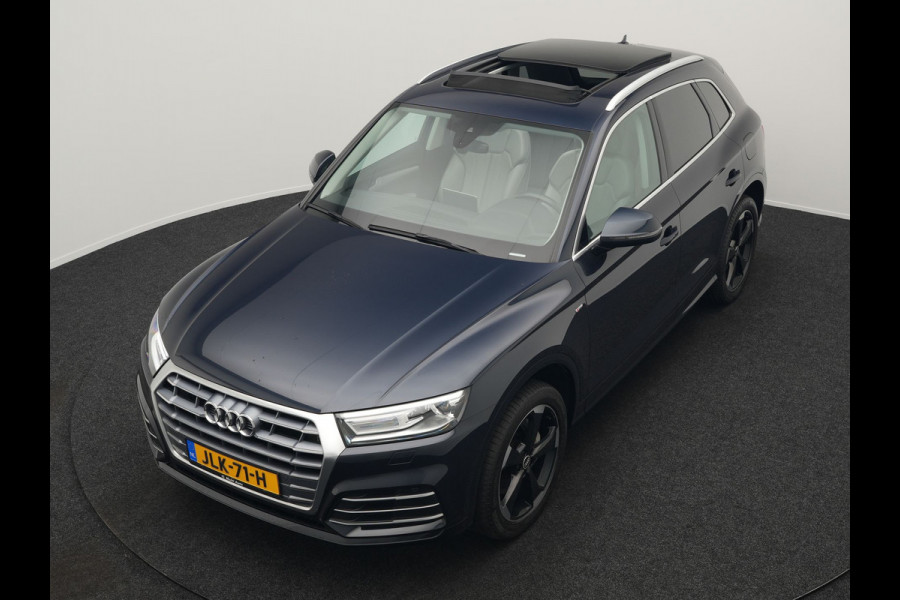Audi Q5 50 TFSI e quattro S Line Plug In Hybrid 299pk Dealer O.H. PHEV | Panodak | 20"L.M Rotor | Apple Carplay | Lederen Sportstoelen Verwarmd | Keyless | Navigatie | Virtual |