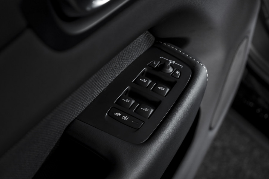 Volvo XC60 2.0 T6 Plug-in hybrid AWD Plus Black Edition | S/K-Panodak | Dig. Cockpit | Adapt. Cruise | Memory Stoelen | Elek. Klep | Stoel-+stuurverw. | 360 Camera | NAV+App. Connect | ECC | LM 21" | 2762