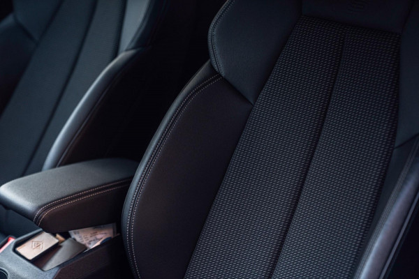 Audi A3 Sportback 40 TFSI e Business Edition 204 PK Aut. 3x S-Line Adaptive Keyless Sfeerverlichting Black Optic Camera 18''