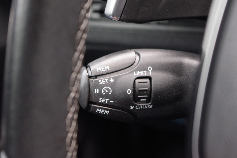 Peugeot 3008 1.2 PureTech 130 PK Automaat Blue Lease Premium, Trekhaak, Cruise Control, Camera