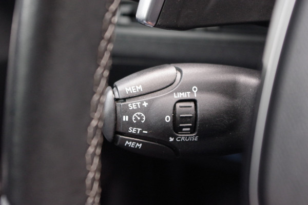 Peugeot 3008 1.2 PureTech 130 PK Automaat Blue Lease Premium, Trekhaak, Cruise Control, Camera